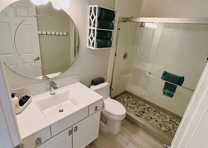 Welcoming 2-Bedroom Condo With Bonus Room!