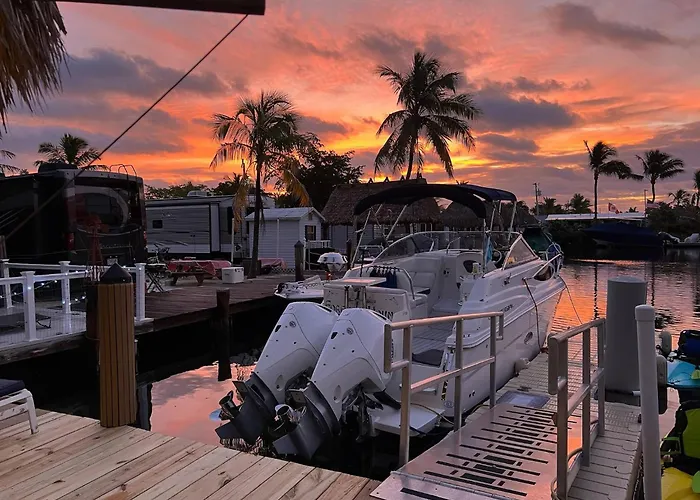 Waterfront Tiny House W Pool, Beach, And Boat Dock
