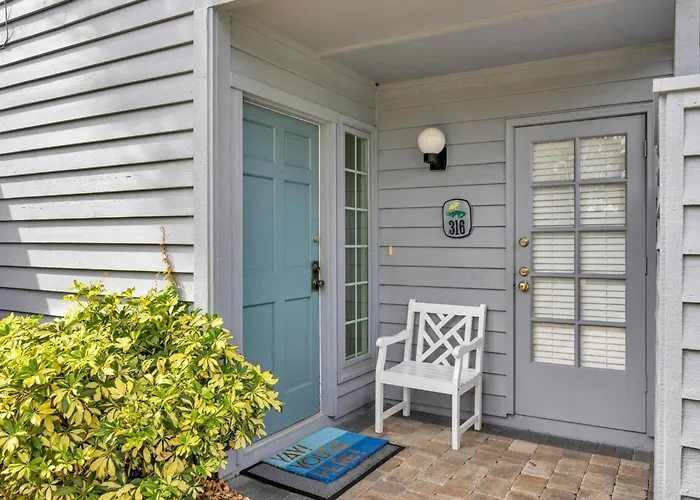 Beachy Vibes - 2Br W Lake Views & Screened Sunroom