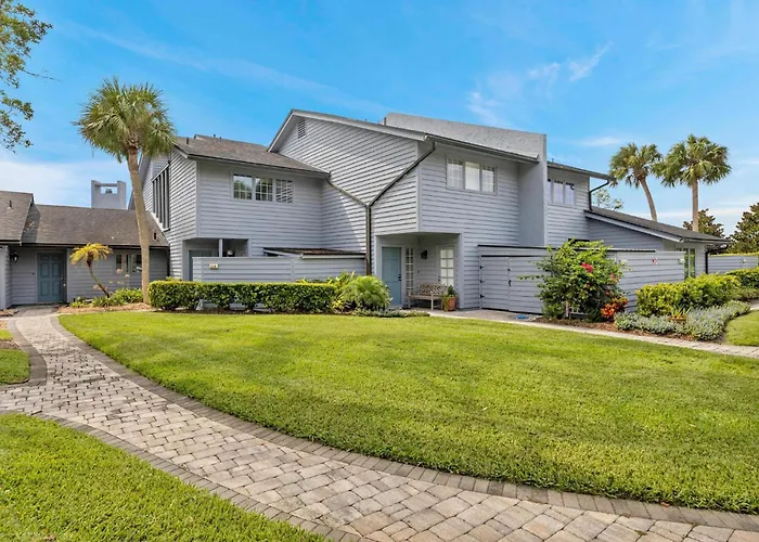 Beachy Vibes - 2Br W Lake Views & Screened Sunroom