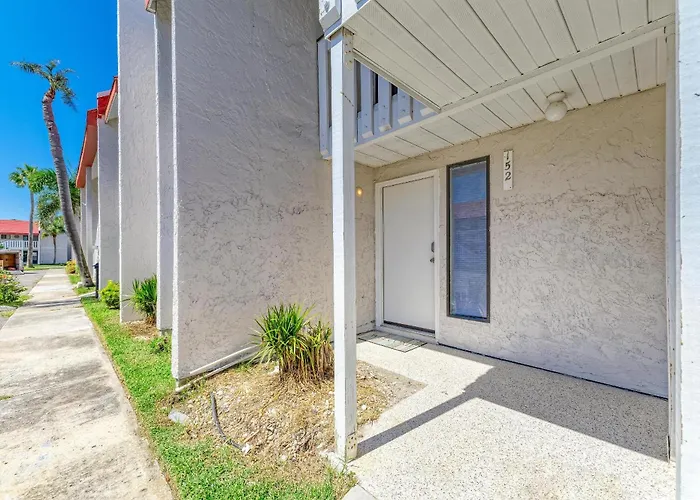 Anna Maria Island Runaway Tropical Dream-One Minute Walk To The Beach-Heated Pool