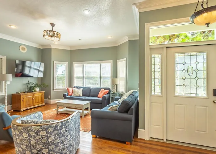 Pet Friendly- St George Island Sleeps 13- Pool
