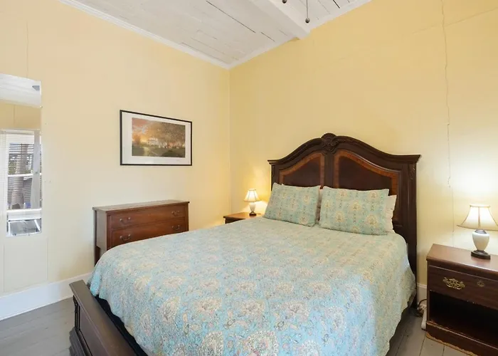 Historic Island Hotel