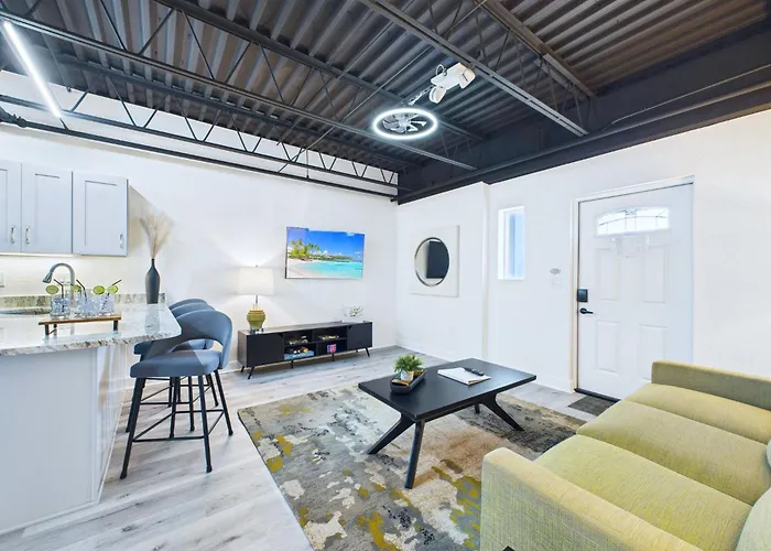Sleek Coastal Loft Close To Port & Beach -Unit 205