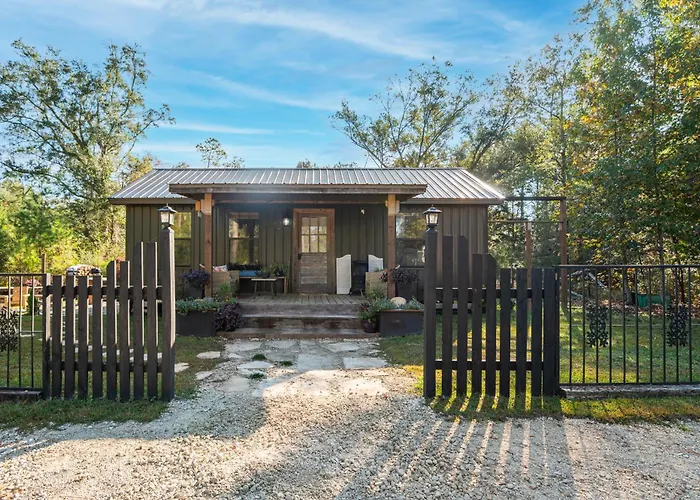 Cabin Close To Fl Caverns! Hot Tub, Wi-Fi, & Firepit