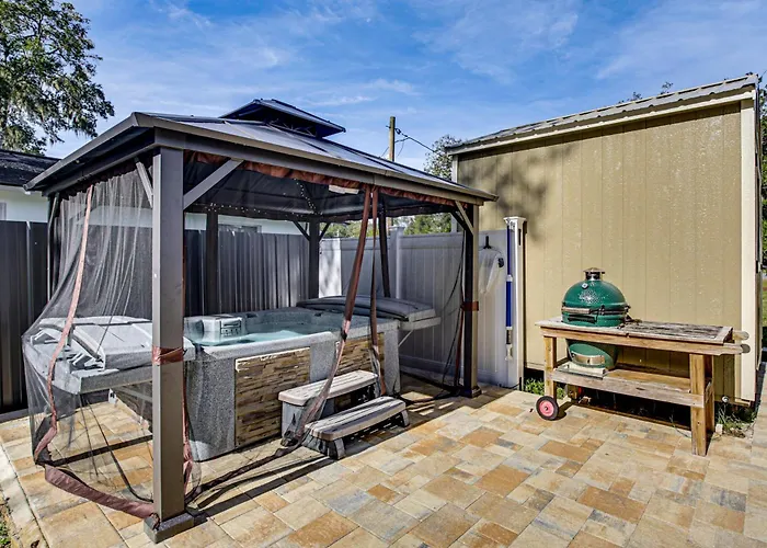 Riverfront Floral City Stay W/ Dock & Hot Tub!