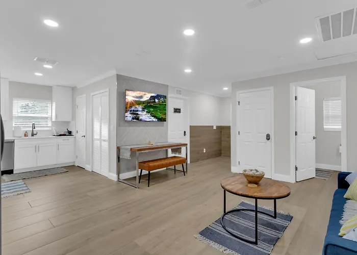 Roomstr Montana Suite 1 Bedroom In South Tampa With Private Full Bathroom & Free Coffee