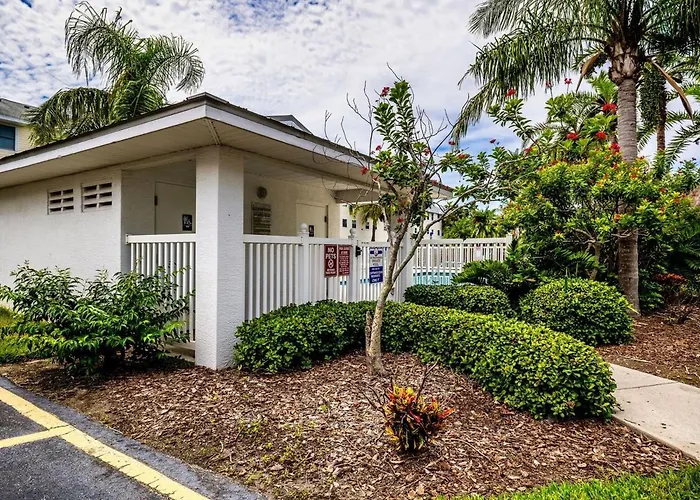 Paradise Found ! Waterview & Steps To Beach