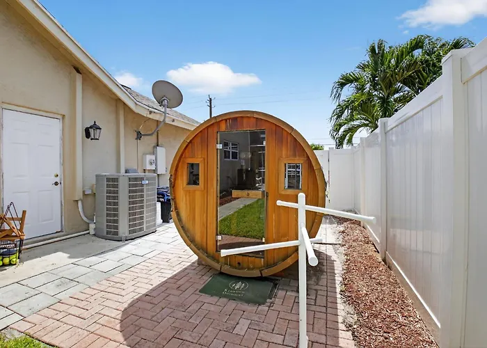 Family-Friendly Boca Gem! 4Br 3Ba With Pool & Sauna