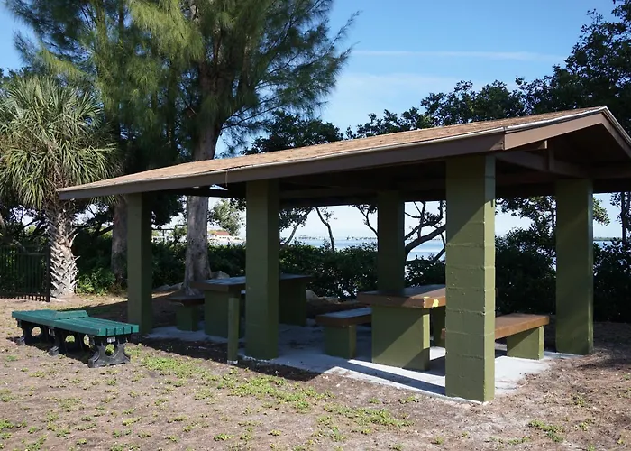 Anna Maria Island Tree House Pet Friendly!