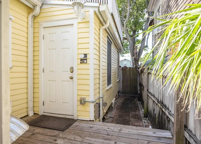 Sea Breeze -Great Location!