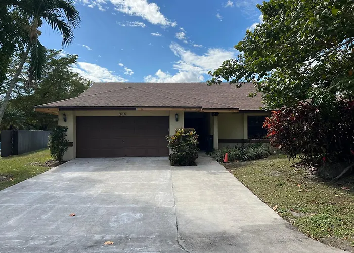 Entire Single Family Home 3 Bed 2 Bath In Water Front Big Cozy Back Yard View