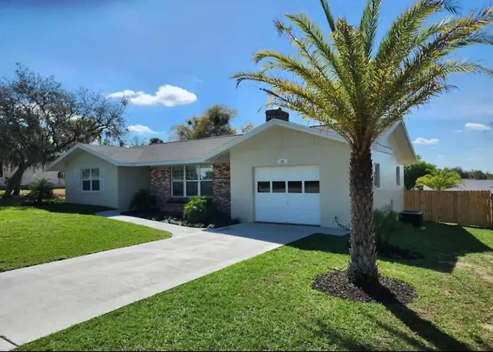 Stylish Home With Fenced Yard Dog Friendly