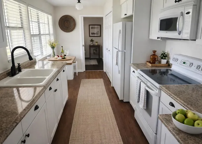 Stylish Home With Fenced Yard Dog Friendly