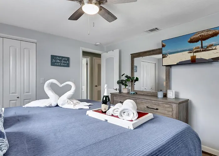3Br Oasis Sleeps 10 Heated Pool Ping Pong!