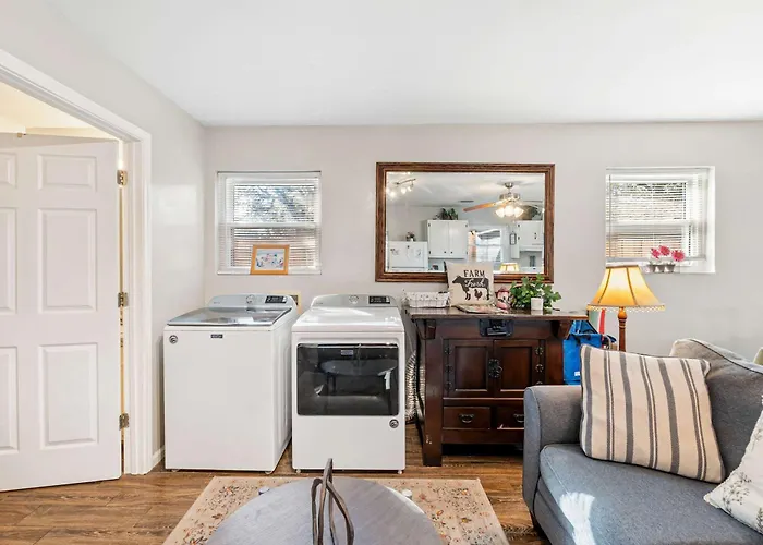 Beach Barn - 5Min To Pcola Beach , Full Kitchen