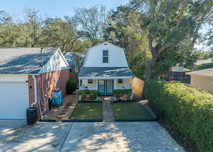 Beach Barn - 5Min To Pcola Beach , Full Kitchen