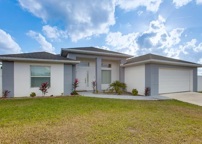 Furnished Lanai & Yard: Comfy Lehigh Acres Getaway