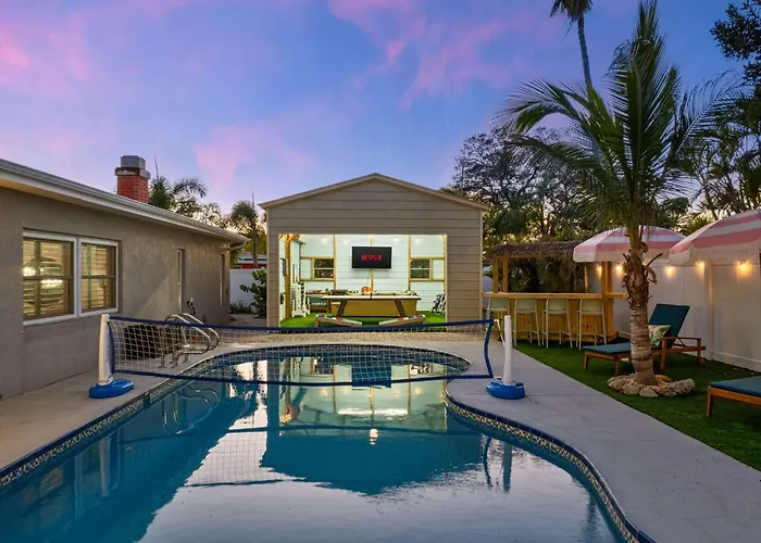 4 Bedroom Oasis Pool Tiki Hut Hot Tub Ping Pong Arcade
