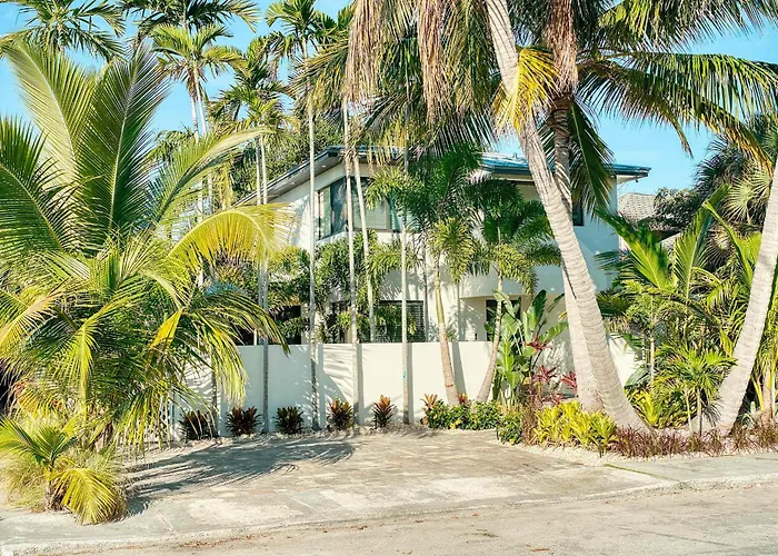 Art Deco Apt W Pool One Mile To Beach Pets Welcome