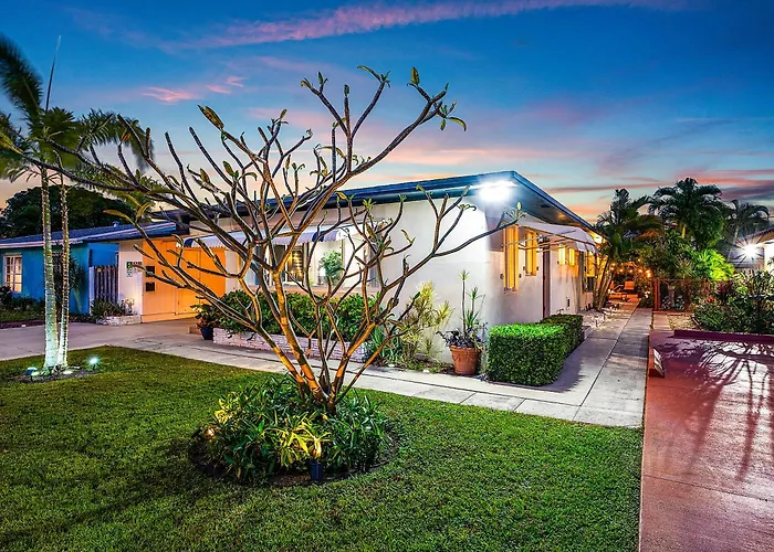 Coastal Serene Courtyard, Lush Garden, Bbq & Bar Cart- 1 Dollar Rides To Beach- By Maven Vacation Rentals