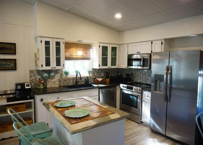Anna Maria Island Tree House Pet Friendly!