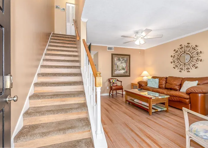 Steps From Flagler Avenue! Charming Home With Private Garage And Full Kitchen!