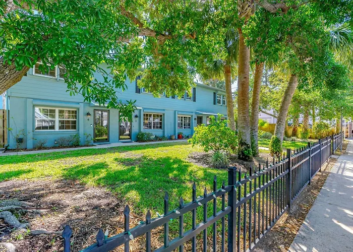 Steps From Flagler Avenue! Charming Home With Private Garage And Full Kitchen!