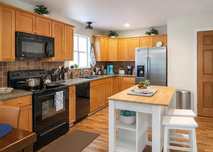 Vacation House, 2 Miles To Beach, Smart Tvs, Grill