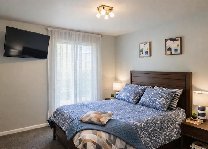 Vacation House, 2 Miles To Beach, Smart Tvs, Grill