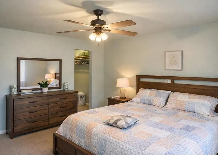 Vacation House, 2 Miles To Beach, Smart Tvs, Grill