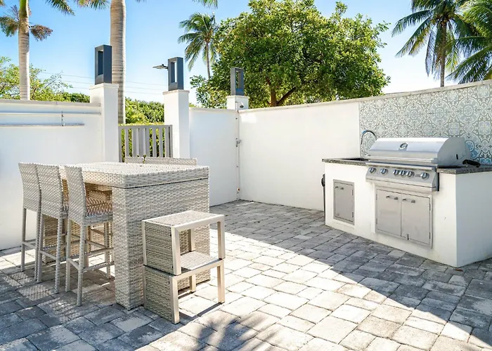 Boca Beachside 2Br 2Ba With Pool And Balcony Steps To Sand