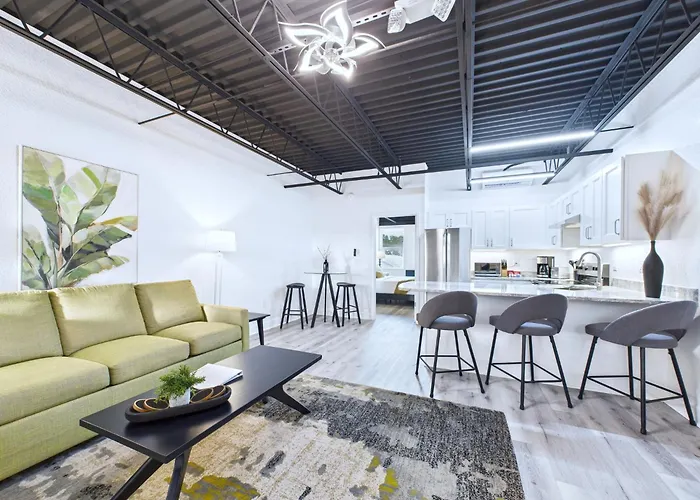 Sleek Coastal Loft Close To Port & Beach -Unit 205