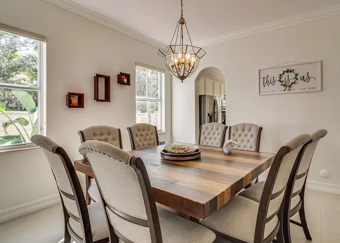 Great For Gatherings! Sleek & Relaxing Hialeah Gem