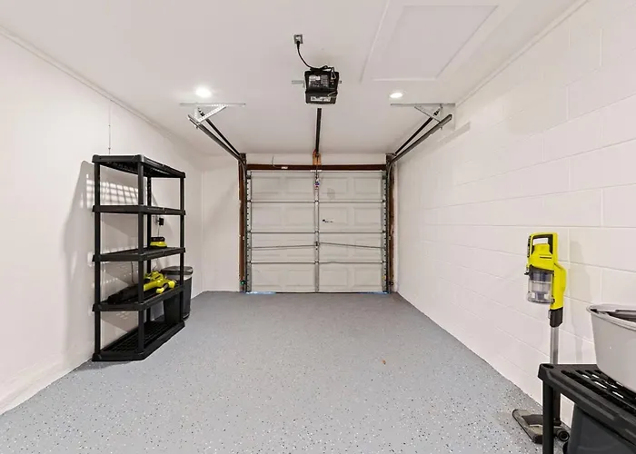 Right At Home Stays - Modern 2Br 2Ba With Yard & Fireplace