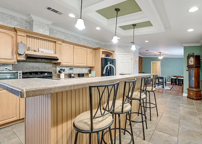 Weeki Wachee Family Getaway: Canal-Front Home