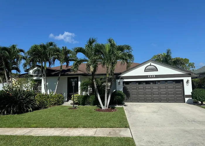 Three-Bedroom House - Best Area-Heated Pool-Spa And Sauna Close To Beaches
