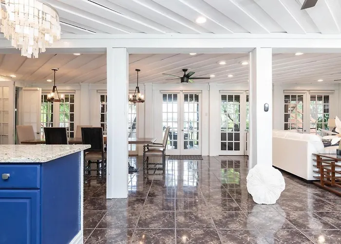 Huge Waterfront Mini-Resort W Gym, Dock & Pool