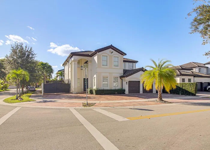 Great For Gatherings! Sleek & Relaxing Hialeah Gem