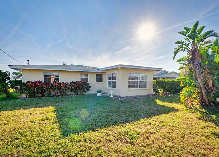 Coral Way Getaway, 3Br Home Walk To Beach