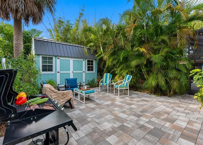 Amazing Heated & Screen Pool W Stunning Design!