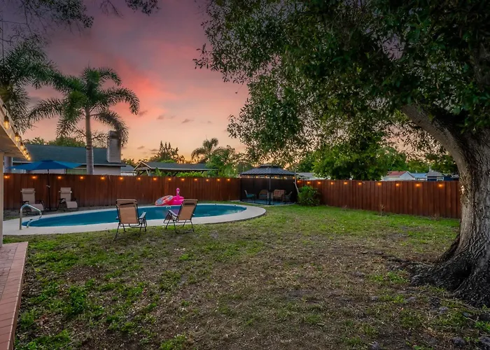 Private Pool 15 Minutes To The Beach & Downtown Saint Petersburg Florida