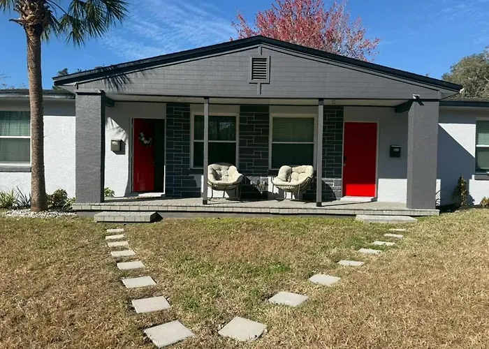 2 Bedroom, 1 Bath In Downtown Brooksville