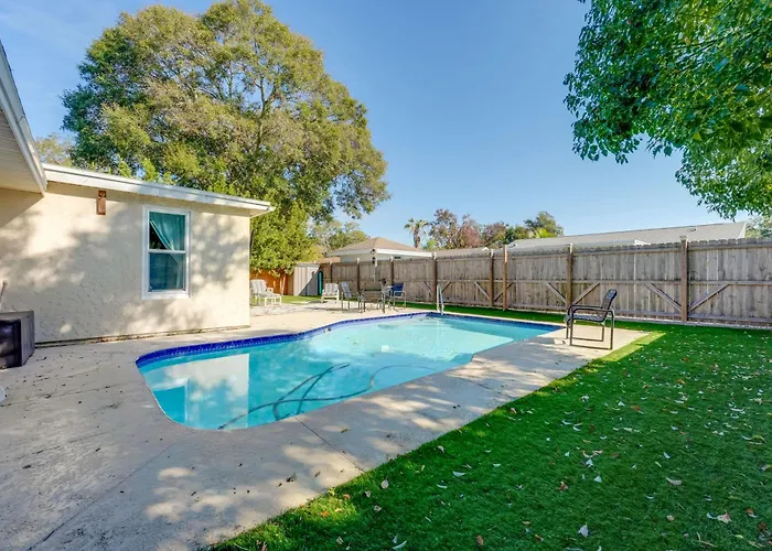 6 Mi To Honeymoon Island: Studio W/ Pool Access