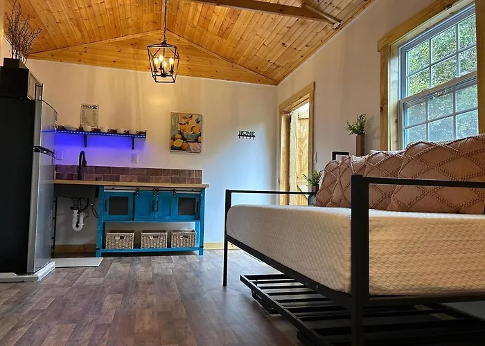Comfortable Cabin In Town