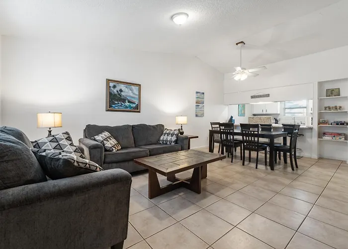 Full-Turf Private Yard, King Bed, Sleeps 8, Dogs Stay Free, 8 Mi To Pensacola Beach, In-Unit Washer And Dryer