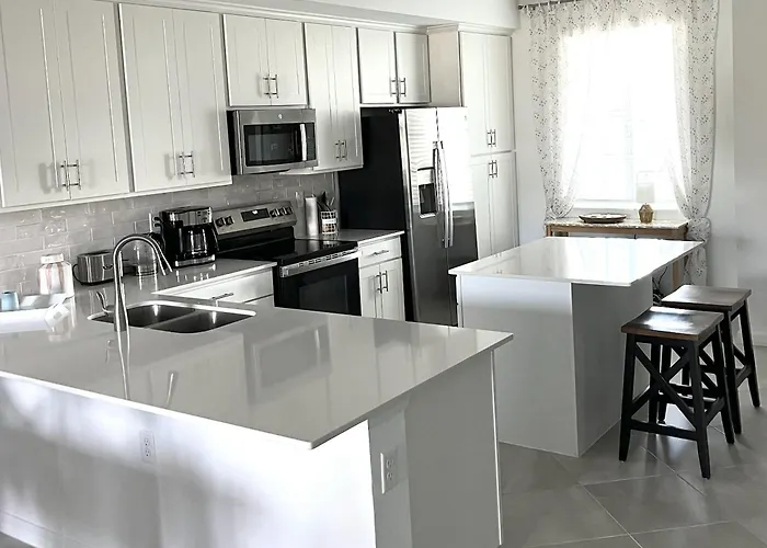 Stylish 3Rd-Floor Condo With Golf Course Views