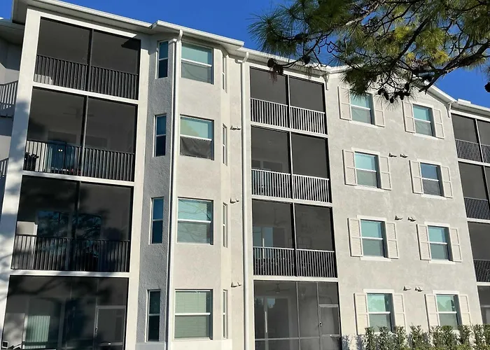 Stylish 3Rd-Floor Condo With Golf Course Views