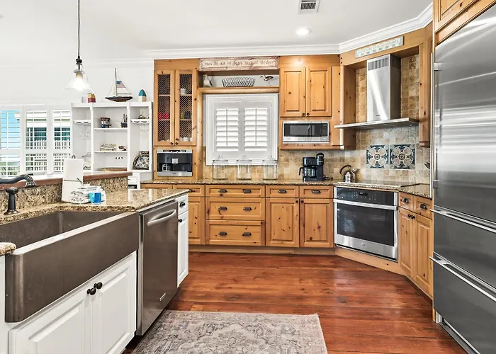 4 Bedroom Gulf Front Condo, Bikes, & Community Pool