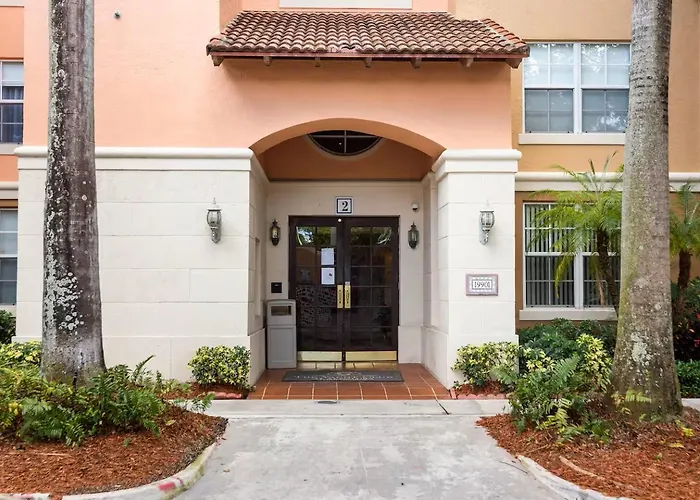 Cozy Condo At The Yacht Club Aventura 2203